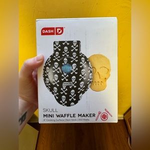 Mini skull Dash waffle maker